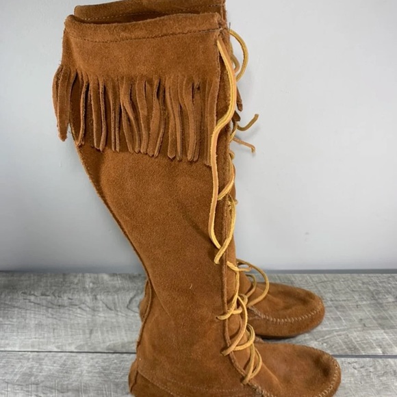 Minnetonka Moccasins 1422 Women's Fringe Mocs Boots Brown Suede Leather Size 7 - Picture 2 of 9